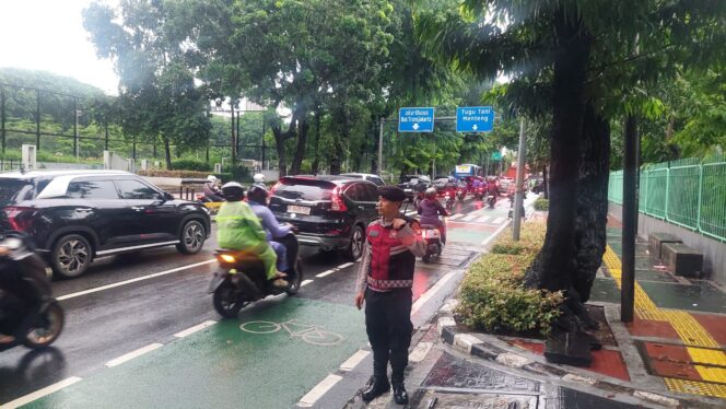 
					Polisi Siaga Sore Hari, Lalu Lintas Depan Masjid Istiqlal Dan Katedral Tetap Lancar