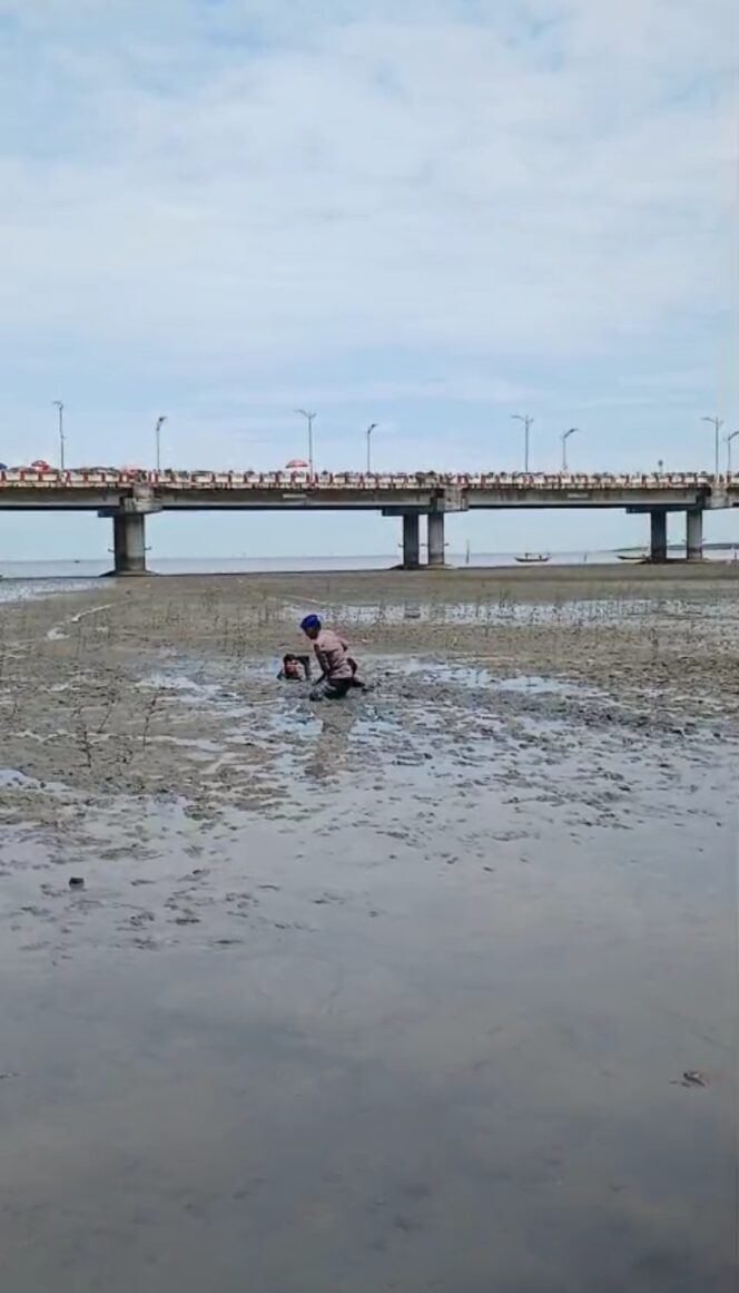 
					Respons Cepat Dit Polairud Polda Jatim Selamatkan Dua Anak Terjebak Lumpur di Wisata Kenjeran