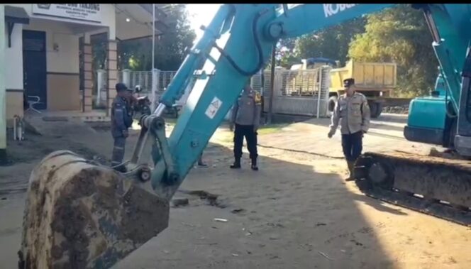 
					Bantuan Alat Berat Kapolri Dukung Pembersihan Lumpur Pasca Banjir di Pidie
