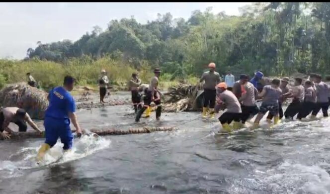 
					Tim SAR Korpolairud BKO Polda Jabar Bangun Jembatan Sementara di Padang Pariaman, Akses Warga Patamuan Kembali Terhubung