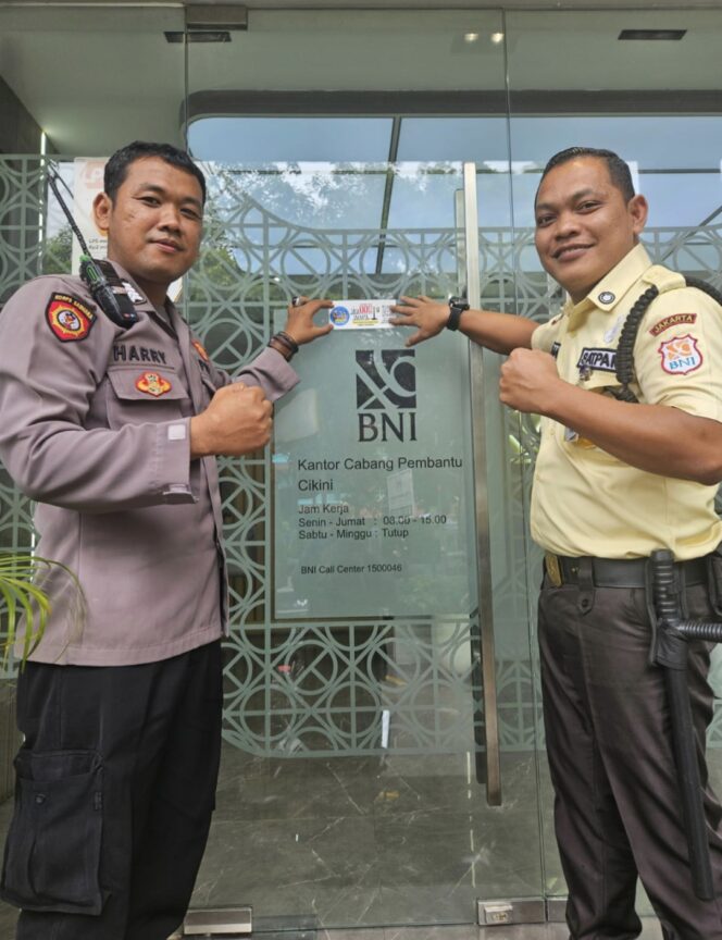 
					Polisi Tempel Barcode Sahabat Patroli di BNI Cikini, Permudah Laporan Kamtibmas