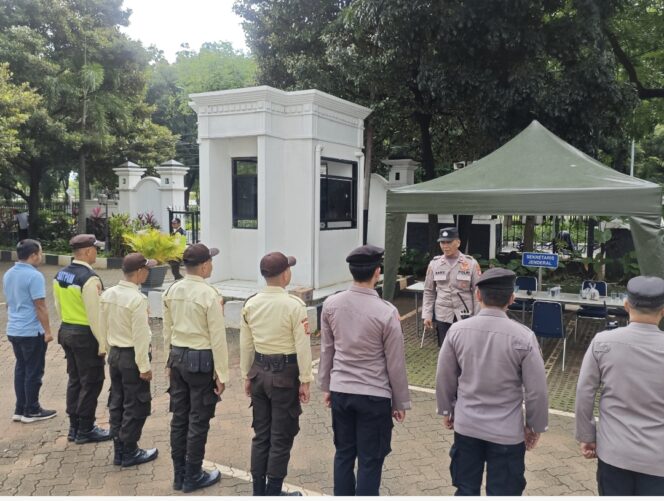 
					Polsek Sawah Besar Gelar Apel Pelayanan Unras Aliansi Aktivis Pemuda Indonesia di Depan Kementerian Agama RI