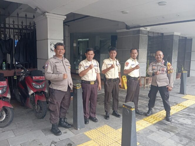 
					Bhabinkamtibmas Polsek Metro Gambir Amankan Rencana Aksi Unjuk Rasa di Kantor KPPU