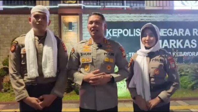 
					Aksi Penyampaian Pendapat di Mabes Polri; Mahasiswi Berjaket Kuning Ambil dan Coret Kain Penutup Kepala Polwan