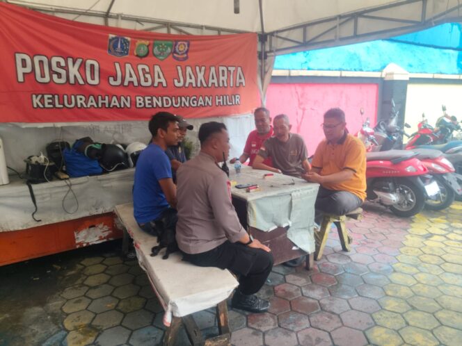
					Perkuat Cooling System, Bhabinkamtibmas Sambangi Tokoh Masyarakat Rw 06 Bendungan Hilir