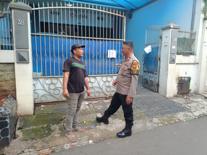 
					Bhabinkamtibmas Kebon Kacang Sambangi Warga RW 05, Sampaikan Pesan Kamtibmas Cegah Tawuran