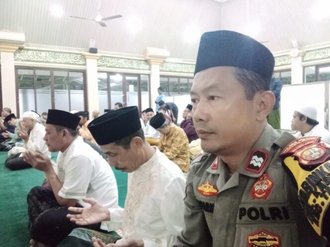 
					Bhabinkamtibmas Kelurahan Karet Tengsin Laksanakan Sholat Magrib Berjamaah dan Kajian Bersama Warga