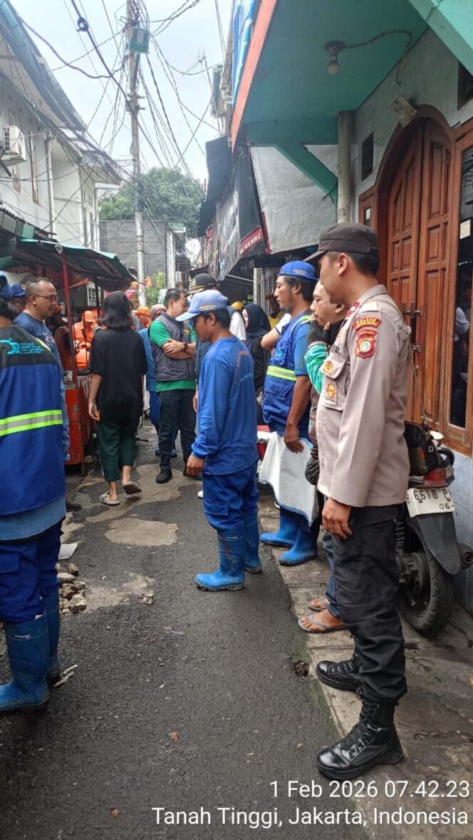 
					Grebek Lumpur RW 08 Tanah Tinggi, Sinergi TNI-Polri dan Pemerintah Hadirkan Lingkungan Bersih dan Kondusif