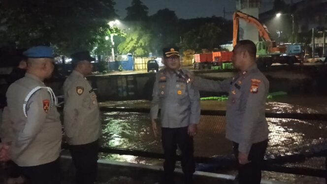 
					Kapolsek Metro Menteng Pimpin Patroli Cipkon Pantau Pintu Air Manggarai
