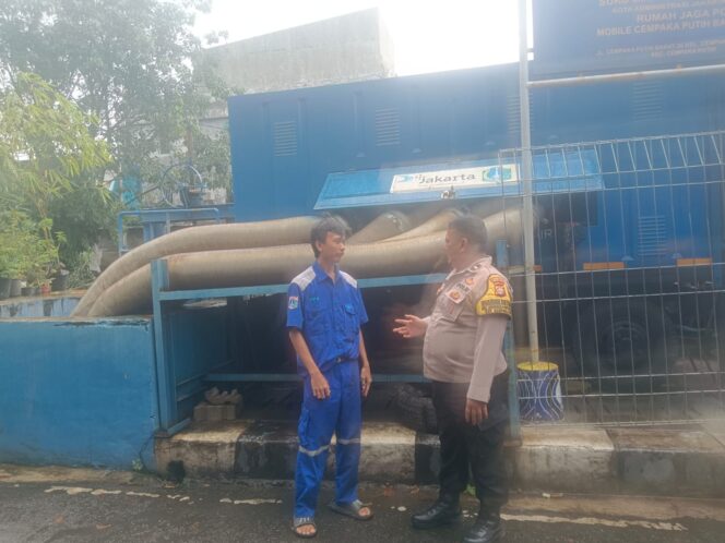 
					Bhabinkamtibmas Cempaka Putih Lakukan Pengecekan Genangan Air dan Pohon Tumbang