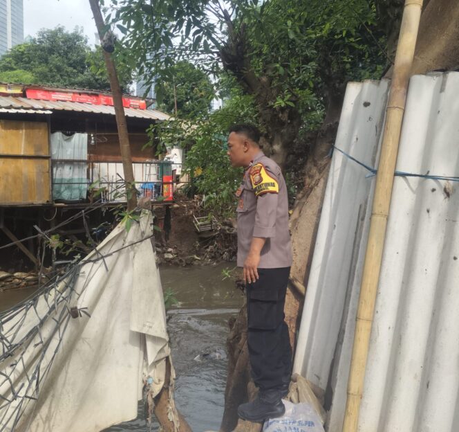 
					Bhabinkamtibmas Laksanakan Sambang dan Pengecekan Genangan Air di Kelurahan Bendungan Hilir Pasca Hujan Pagi Hari