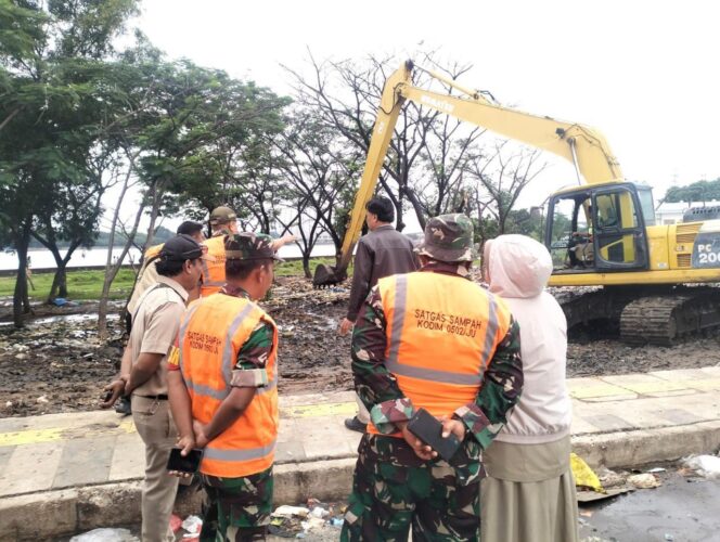 
					Kodim 0502/Jakarta Utara Bersama Pemkot Tangani Darurat Sampah di Papanggo Tanjung Priok