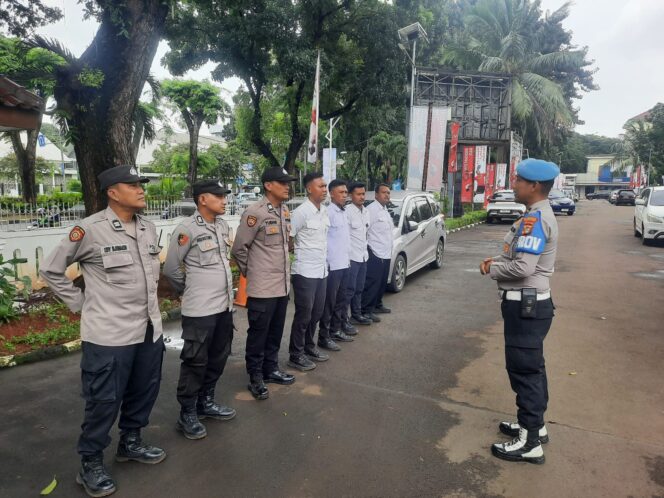 
					Amankan Aksi Unjuk Rasa di Kemenpora RI, Polsek Metro Tanah Abang Kerahkan Personel
