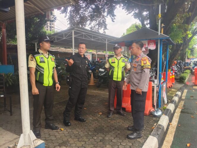 
					Bangun Komunikasi Kamtibmas, Bhabinkamtibmas Bendungan Hilir Sambang Petugas PAM Jaya