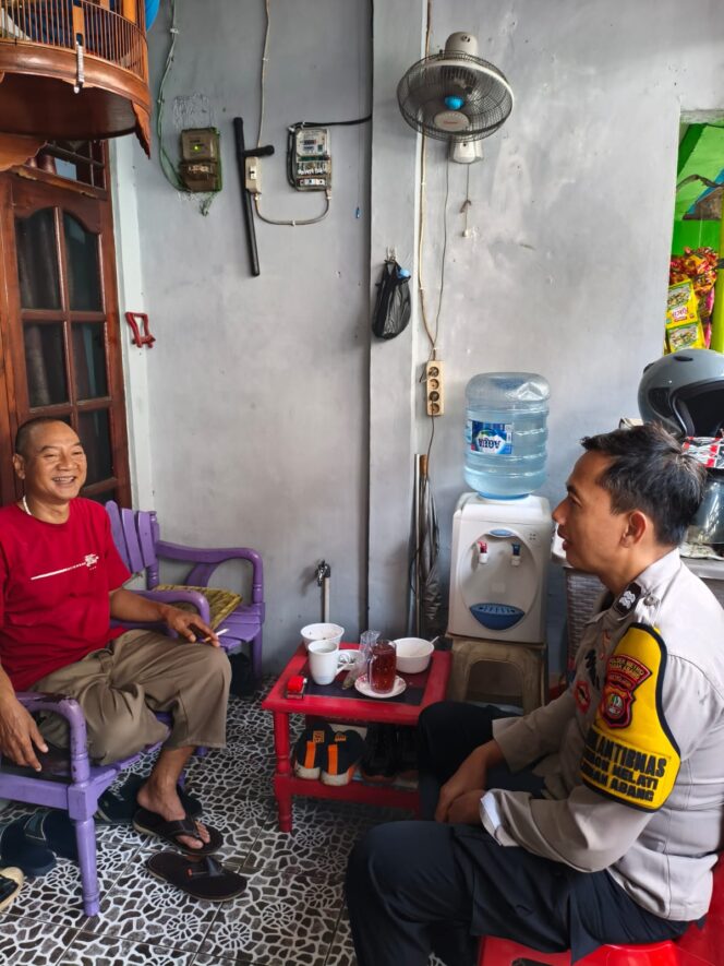
					Bhabinkamtibmas Kebon Melati Laksanakan Sambang Warga, Sampaikan Imbauan Kamtibmas di Jl. Lontar Bawah