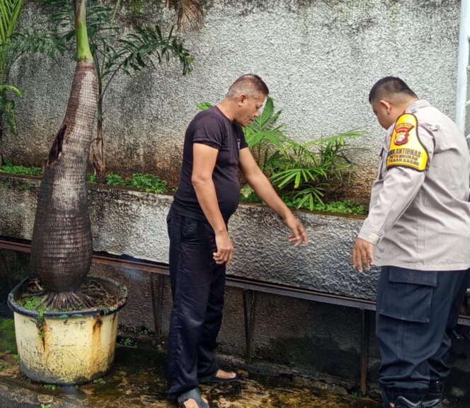 
					Bhabinkamtibmas Petamburan Pastikan Wilayah Bebas Genangan, Lakukan Monitoring dan Sambang Warga