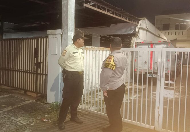 
					Bhabinkamtibmas Cempaka Putih Barat Sambangi Petugas Keamanan Lingkungan, Warga Diajak Waspada Kejahatan dan Kebakaran