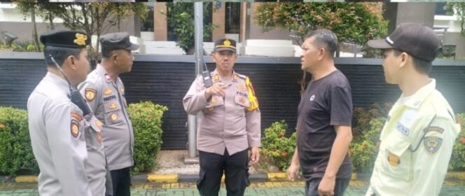 
					Polisi Siaga Humanis Amankan Aksi Lingkar Aktivis Perempuan di Pengadilan Agama Jakarta Pusat