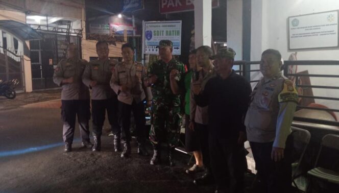 
					Patroli Malam Polsek Cempaka Putih Sambangi Sekretariat RW 013, Polisi Ajak Warga Perkuat Kamtibmas