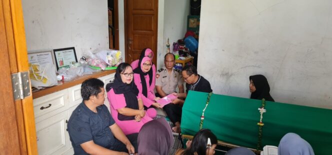 
					Bhayangkari Johar Baru Takziah dan Dampingi Pemakaman Putri Anggota Polsek
