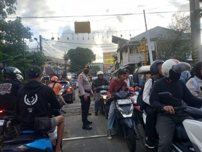 
					Kawal Arus Sore Hari, Polsek Johar Baru Perketat Pengaturan Lalu Lintas di Titik Rawan