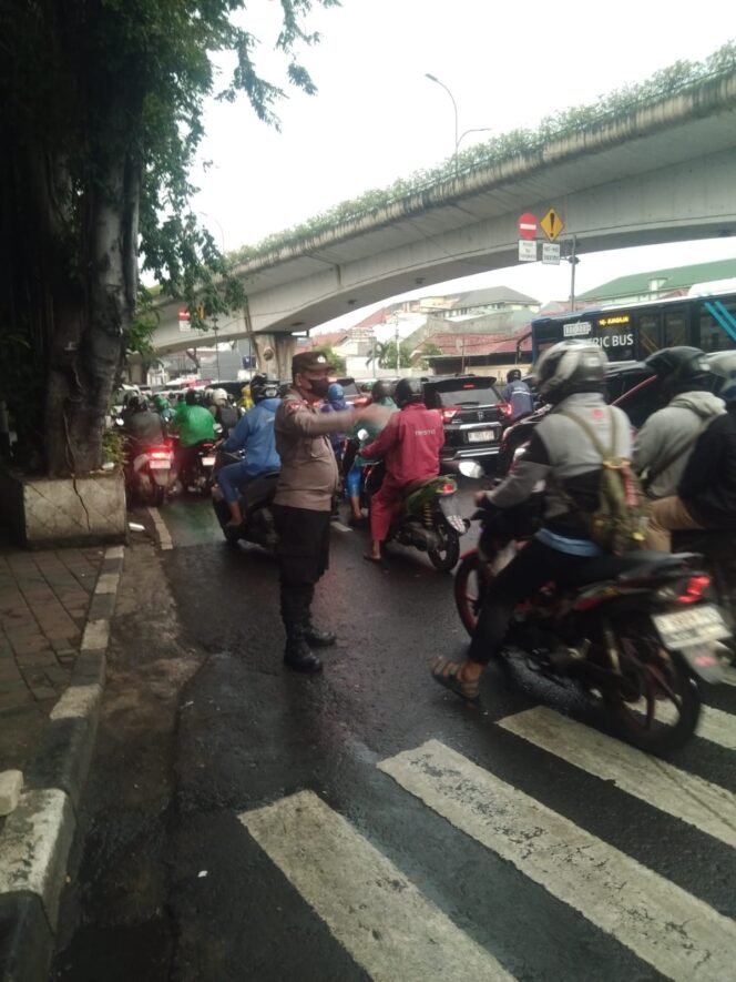 
					Antisipasi Kepadatan Arus Pagi, Polisi Siagakan Personel Lalu Lintas di Titik Rawan Johar Baru