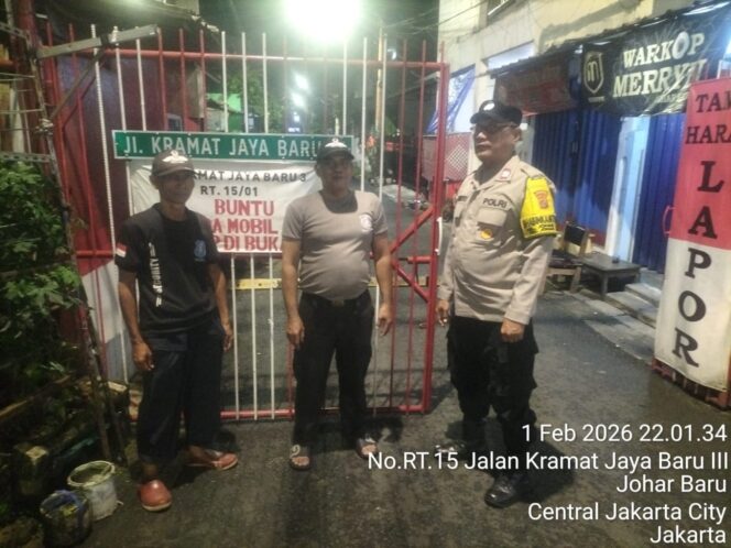 
					Jaga Lingkungan Tetap Kondusif, Polisi Sambangi Pos Kamling RW 01 Johar Baru