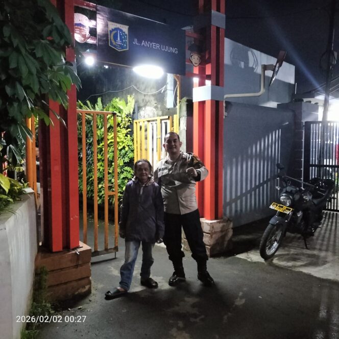 
					Bhabinkamtibmas Menteng Sambangi Satkamling Anyer Ujung, Perkuat Keamanan Lingkungan RW 09