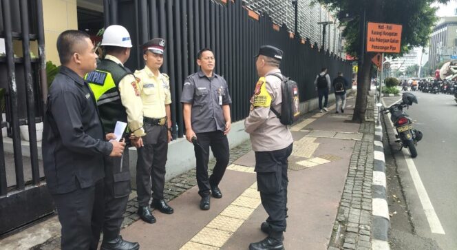 
					Bhabinkamtibmas Gondangdia Kontrol Kantor Bawaslu RI, Perketat Pengamanan Gedung