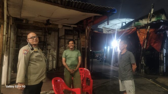 
					Jaga Kamtibmas Malam Hari, Bhabinkamtibmas Kampung Bali Sambangi Satkamling RW 04