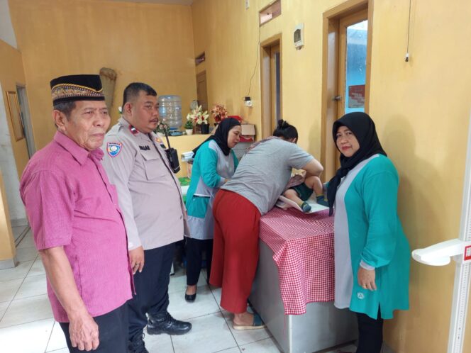 
					Bhabinkamtibmas Petamburan Bersama RT/RW dan Posyandu Laksanakan Pengecekan Kesehatan Balita dan Lansia