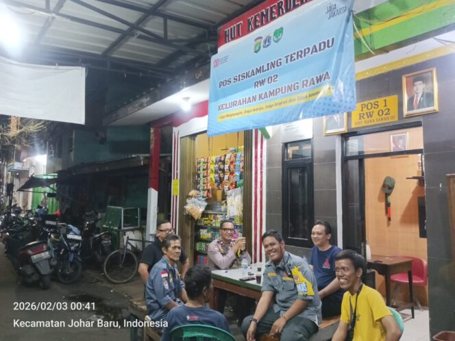
					Perkuat Siskamling Dini Hari, Bhabinkamtibmas Kampung Rawa Sambangi Pos RW 02