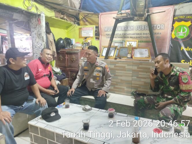 
					Sinergi Polisi dan TNI Hadir di Pos Satkamling RW 08, Jaga Kondusivitas Wilayah Tanah Tinggi