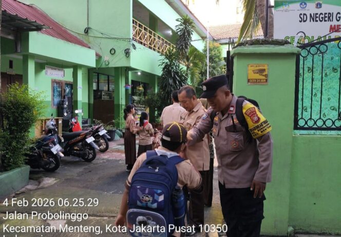
					Police Go to School, Bhabinkamtibmas Gondangdia Pastikan Keamanan Murid dan Kelancaran Lalu Lintas Pagi Hari