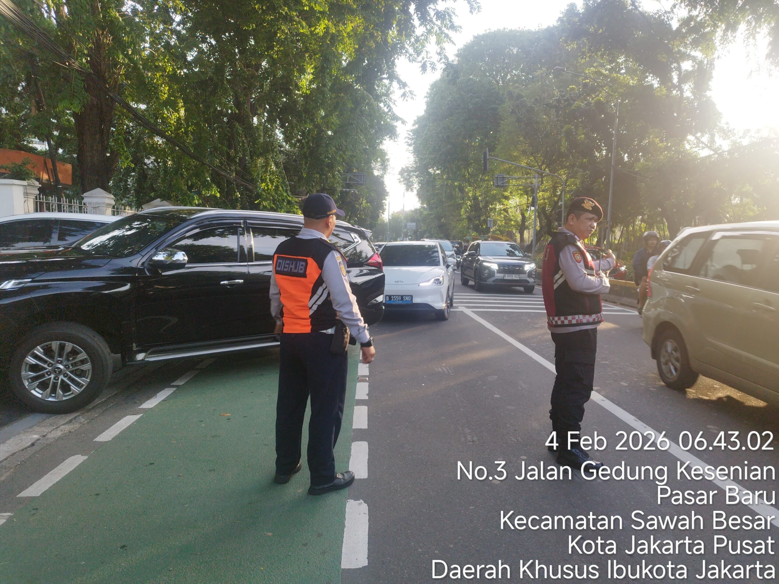Personel Polsek Sawah Besar Laksanakan Pengaturan Lalu Lintas di Sejumlah Titik Rawan Kepadatan Pagi Hari