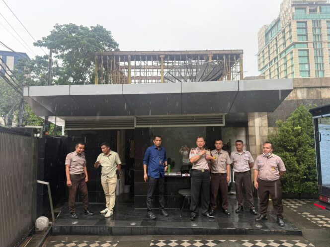
					Hotline 110 Respon Cepat, Polsek Metro Menteng Tangani Kebakaran Kantor Soraya Film