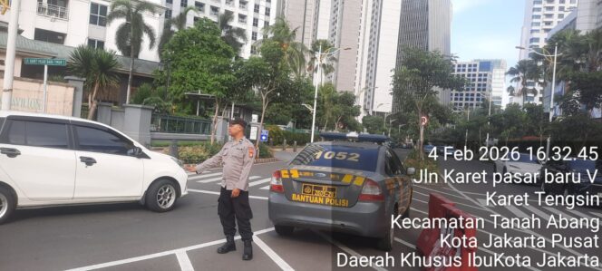 
					Arus Padat Terkendali, Polisi Laksanakan Strong Point Sore di Karet Tengsin