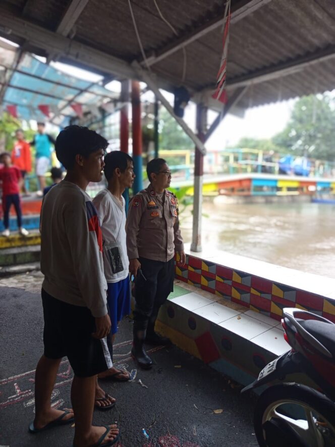 
					Bhabinkamtibmas Karet Tengsin Laksanakan Sambang Warga dan Monitoring Antisipasi Banjir di Sore Hari
