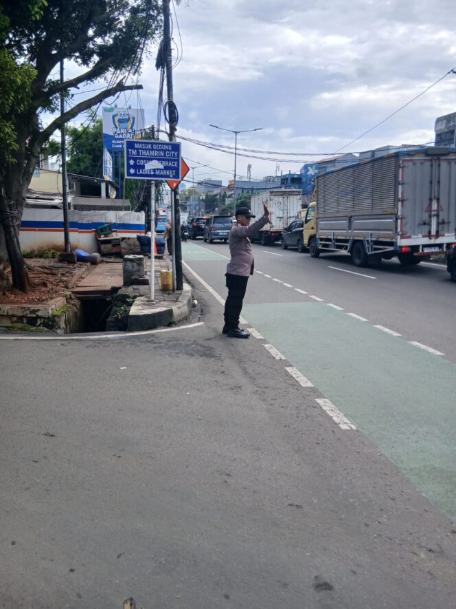 
					Jam Pulang Kerja, Personel Polri Turun Langsung Atur Arus Lalu Lintas di Tanah Abang