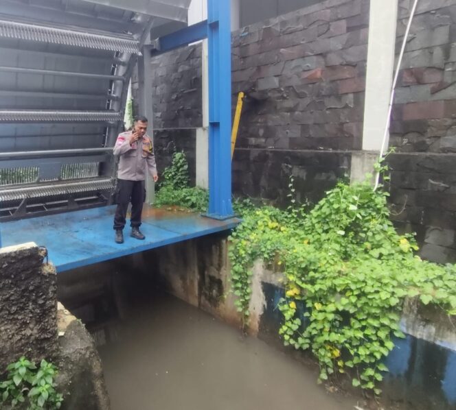 
					Antisipasi Genangan dan Pohon Tumbang, Bhabinkamtibmas Benhil Cek Pompa Air serta Pantau Kali Krukut