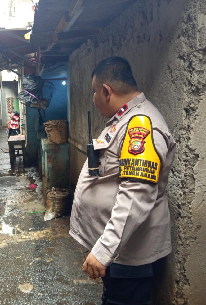 
					Diguyur Hujan Sejak Pagi, Bhabinkamtibmas Petamburan Cek Titik Rawan Banjir