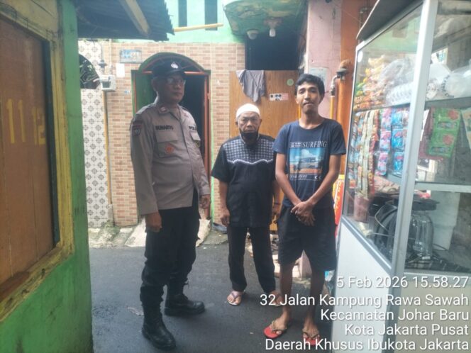 
					Kunjungan dan Sambang Empathy Building, Bhabinkamtibmas Johar Baru Berikan Dukungan Moril kepada Korban Kejahatan  Jakarta Pusat – Polsek Johar Baru kembali menunjukkan komitmennya dalam memberikan pelayanan humanis kepada masyarakat melalui kegiatan kunjungan dan sambang Empathy Building kepada korban kejahatan, yang dilaksanakan pada Kamis, 5 Februari 2026, pukul 15.30 WIB, bertempat di alamat pelapor di wilayah Kelurahan Johar Baru, Jakarta Pusat.  Kegiatan tersebut dilaksanakan oleh Bhabinkamtibmas Kelurahan Johar Baru, Aiptu Sunarto, dengan menyambangi langsung korban penipuan ringan atas nama Normansyah. Kunjungan ini merupakan bentuk kepedulian serta pendampingan moril Polri kepada masyarakat yang mengalami tindak pidana.  Kapolres Metro Jakarta Pusat Kombes Pol Reynold E.P. Hutagalung menegaskan bahwa pendekatan Empathy Building merupakan bagian penting dari pelayanan Polri yang berorientasi pada nilai kemanusiaan. “Polri tidak hanya hadir dalam penegakan hukum, tetapi juga memberikan empati, perhatian, dan rasa aman kepada masyarakat. Melalui kegiatan Empathy Building, kami ingin memastikan korban merasa didampingi dan tidak sendirian dalam menghadapi permasalahan hukum,” ujar Kombes Pol Reynold.  Dalam kesempatan tersebut, Aiptu Sunarto menyampaikan empati atas peristiwa yang dialami korban, sekaligus memberikan imbauan agar lebih berhati-hati dan waspada terhadap berbagai modus kejahatan yang dapat terjadi di lingkungan sekitar.  Sementara itu, Kapolsek Johar Baru Kompol Saiful Anwar menyampaikan bahwa kegiatan sambang ini merupakan wujud nyata kehadiran Polri di tengah masyarakat. “Kunjungan kepada korban kejahatan merupakan bentuk tanggung jawab dan kepedulian Polsek Johar Baru. Kami ingin memastikan setiap laporan masyarakat ditindaklanjuti secara humanis, profesional, dan penuh empati, guna membangun kepercayaan publik terhadap Polri,” tutur Kompol Saiful.  Korban menyampaikan apresiasi dan ucapan terima kasih kepada pihak kepolisian atas respons cepat serta perhatian yang diberikan. Bhabinkamtibmas juga menyampaikan bahwa apabila korban membutuhkan bantuan atau kehadiran polisi, dapat menghubungi langsung Bhabinkamtibmas setempat maupun Call Center Polri 110.  Melalui kegiatan ini, Polsek Johar Baru berharap masyarakat semakin merasa terlindungi dan tidak ragu untuk melaporkan setiap peristiwa tindak pidana, demi terciptanya situasi kamtibmas yang aman dan kondusif di wilayah Jakarta Pusat.  (Humas Polres Metro Jakarta Pusat)