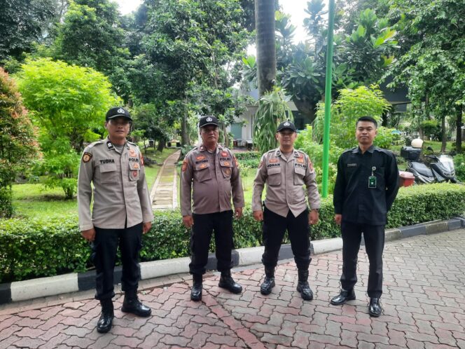 
					Jelang Aksi Mahasiswa, Polisi Laksanakan Apel Pelayanan di Kantor Kementerian Kehutanan RI