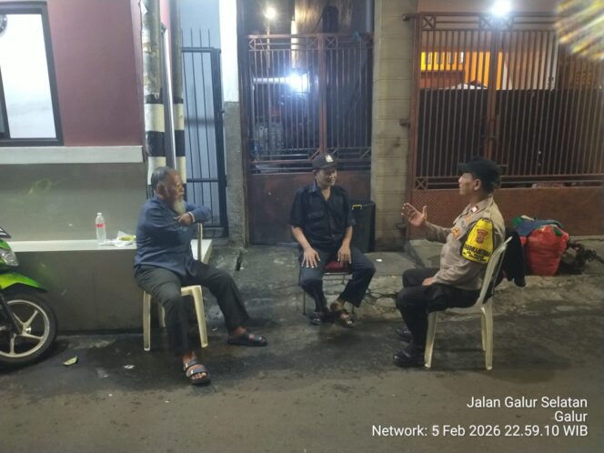 
					Polisi Hadir di Tengah Malam, Sambang Pos Kamling Perkuat Keamanan RW 01 Galur