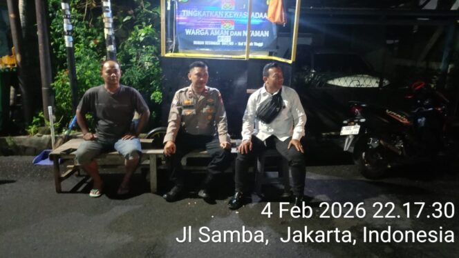 
					Perkuat Keamanan Lingkungan, Bhabinkamtibmas Tanah Tinggi Lakukan Patroli Satkamling