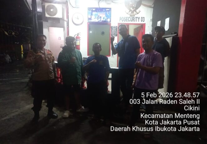 
					Dini Hari, Bhabinkamtibmas Cikini Aktif Sambangi Satkamling Raden Saleh