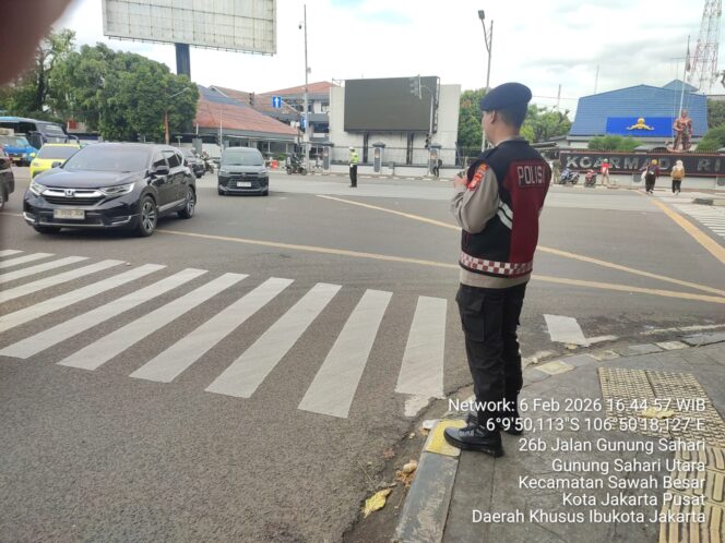 
					Unit Sabhara Polsek Sawah Besar Hadir Pengaturan Lalu lintas Sore, Cegah Kemacetan