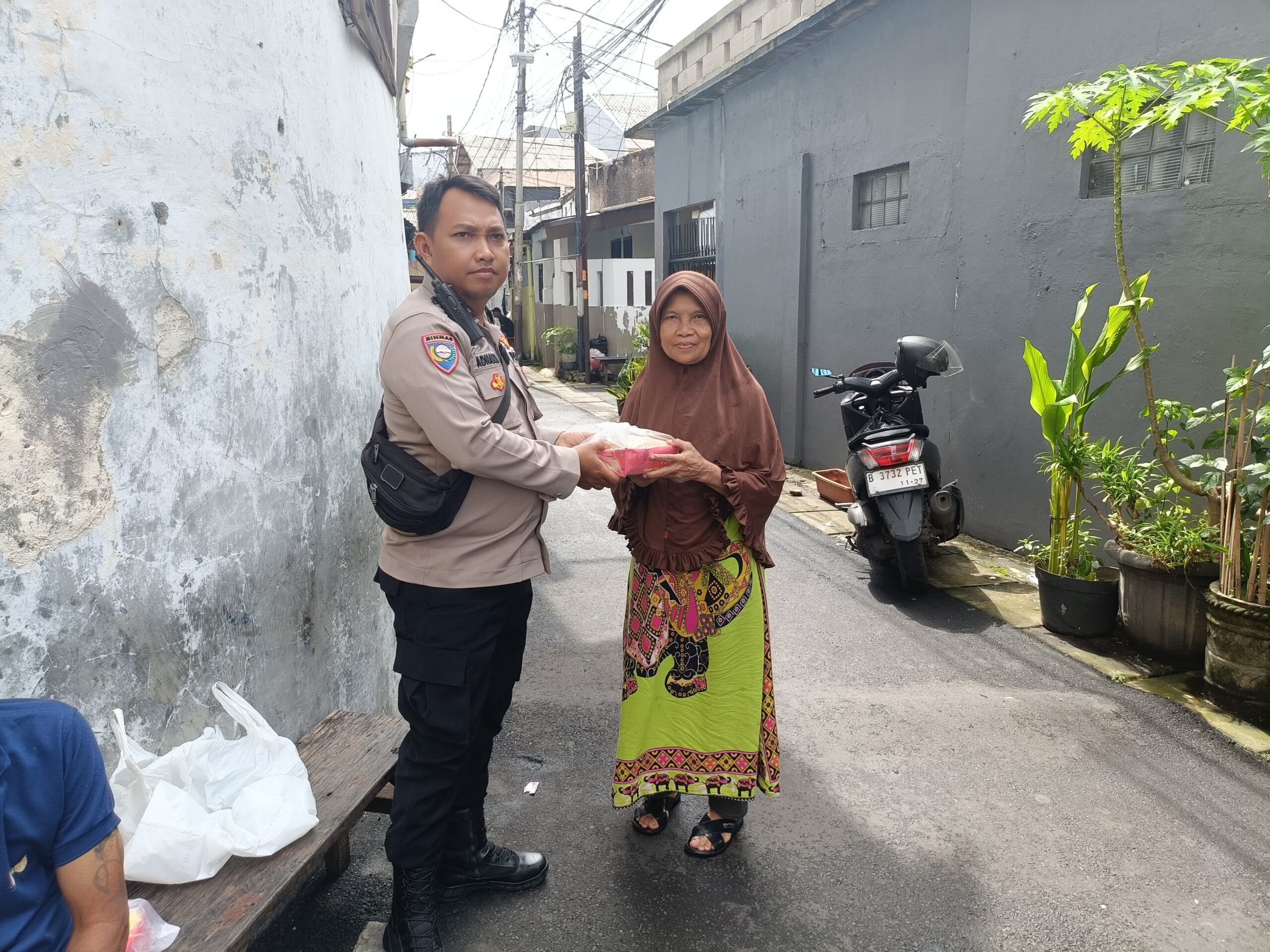 Jumat Berkah Polsek Sawah Besar, Puluhan Nasi Bungkus Dibagikan untuk Warga