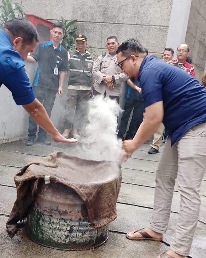 
					Pengamanan Simulasi Kebakaran Menara Revindo, Polsek Menteng Pastikan Kegiatan Berjalan Aman