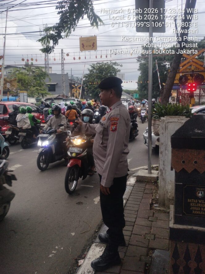 
					Jam Pulang Kerja Jadi Fokus, Kapolsek Johar Baru Turun Langsung Awasi Pengaturan Lalu Lintas